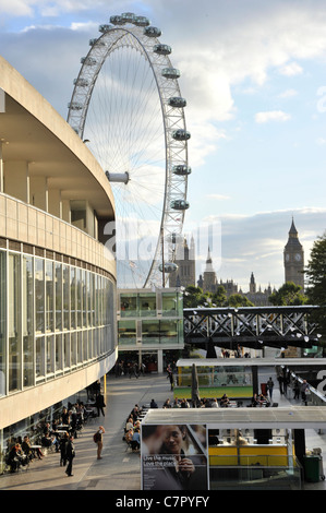 Avis de London's Southbank Centre, le Royal Festival Hall avec le London Eye et Big Ben en arrière-plan Banque D'Images