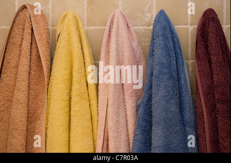 Un ensemble de serviettes de couleur accroché dans une salle de bains Banque D'Images