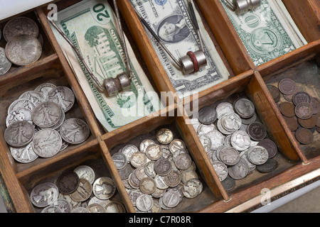 De l'argent avec de vieux tiroirs Vintage US coins des années 1930. Banque D'Images