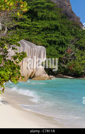 Vue sur la célèbre plage de l'Anse Source d'argent à l'île de La Digue, aux Seychelles. Banque D'Images