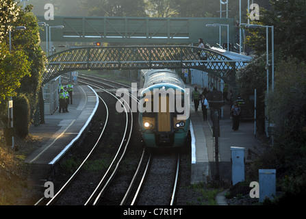 Un train ferroviaire sud tire en gare de Falmer Brighton par le stade de football d'Amex Banque D'Images