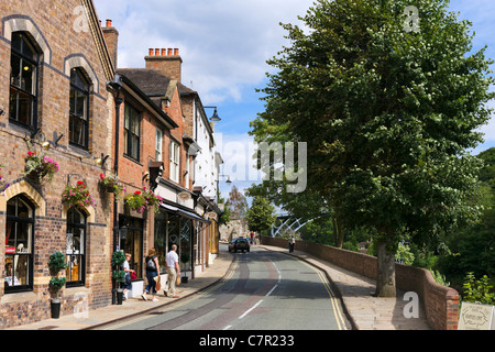 Boutiques le long du quai avec le pont de fer dans la distance, Telford, Shropshire, England, UK Banque D'Images