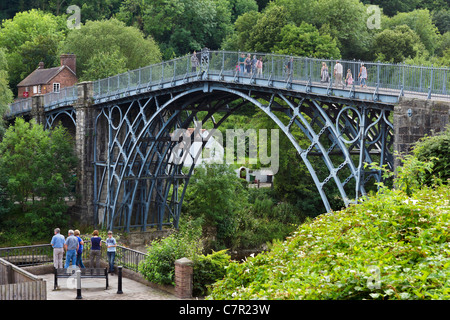 Ironbridge. Le célèbre pont de fer, enjambant la rivière Severn dans le centre historique de la ville de Telford, Shropshire, England, UK Banque D'Images