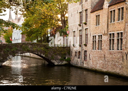 Pont Canal et Meestraat à Bruges, Belgique avec les tours de l'Hôtel de ville ou dans la distance Banque D'Images