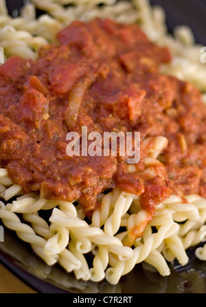 Un délicieux repas italien fait maison. Pâtes fraîches maison Gemelli avec sauce marinara. Banque D'Images