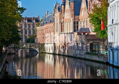 Canal et pont de pierre à Bruges, Belgique le long de la Steenhouwers Dijk. Banque D'Images