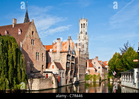 Le célèbre classique vue emblématique du beffroi du Rozenhoedkaai, Rosaire Quay, quai du Rosaire à Bruges, Bruges, Belgique Banque D'Images