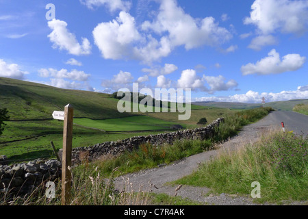 Un signe dans le Yokrshire Dales marquant le sentier de la tête de FAO Banque D'Images