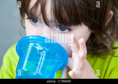 L'eau potable de l'enfant/ parution modèle Banque D'Images