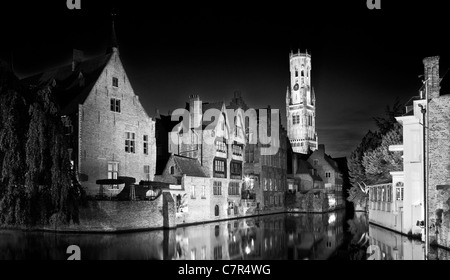 La célèbre vue sur le beffroi de la Rozenhoedkaai à Bruges, Belgique au crépuscule. Version couleur disponible à C7R4to Banque D'Images