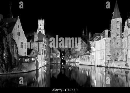 La célèbre vue sur le beffroi de la Rozenhoedkaai à Bruges, Belgique au crépuscule. Version couleur disponible à C7R526 Banque D'Images