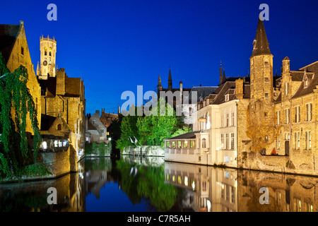 La célèbre vue sur le beffroi de la Rozenhoedkaai à Bruges, Belgique au crépuscule. La version monochrome disponible à C7R5CK Banque D'Images