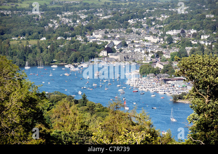 Windermere. Parc National de Lake District, Cumbria, Angleterre. N.E. plus de Bowness on Windermere voile moorings de dessus loin Sawrey Banque D'Images