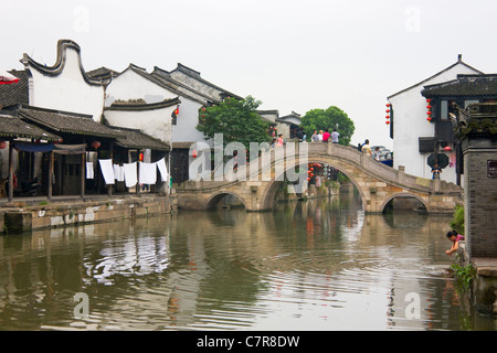 Ancienne résidence et pont de pierre sur le Grand Canal, Xitang, Province de Zhejiang, Chine Banque D'Images