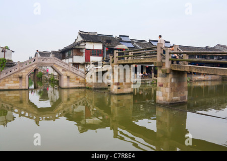 Ancienne résidence et pont de pierre sur le Grand Canal, Xitang, Province de Zhejiang, Chine Banque D'Images