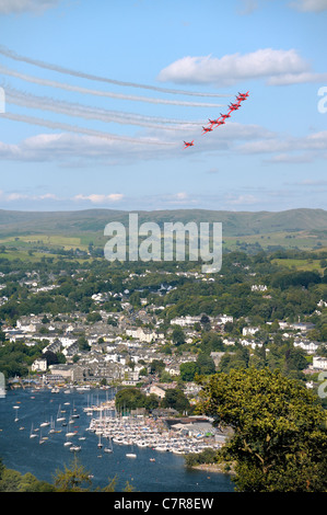 Des flèches rouges Royal Air Force Aerobatic Team volent en formation au-dessus de Bowness-on-Windermere au cours du Festival de l'air, Cumbria, Royaume-Uni Banque D'Images