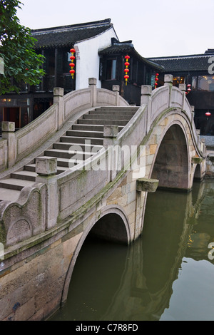 Ancienne résidence et pont de pierre sur le Grand Canal, Xitang, Province de Zhejiang, Chine Banque D'Images