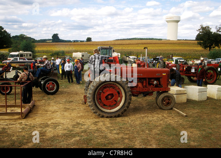 Démonstration de transport de tracteurs lors du festival folklorique néerlandais annuel de Pennsylvanie, Kutztown, Pennsylvanie Banque D'Images