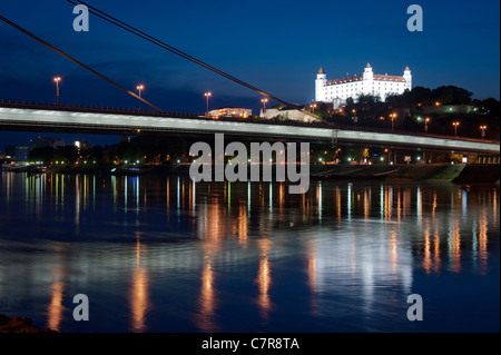 Le château de Bratislava au-dessus du Danube la nuit, Slovaquie Banque D'Images