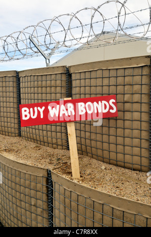 Acheter des obligations de guerre nostalgique signer publié dans une barricade avec fil barbelé. USA Banque D'Images