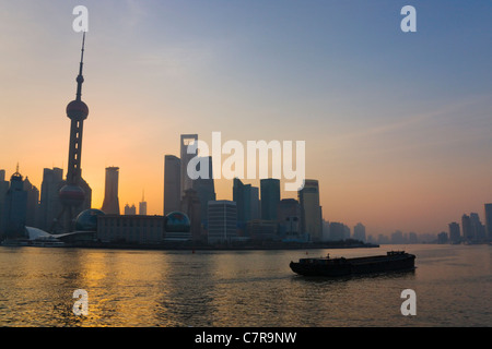 L'horizon de Pudong dominé par l'Oriental Pearl TV Tower au lever du soleil par la rivière Huangpu, Shanghai, Chine Banque D'Images