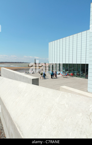 Turner Contemporary Art Gallery, The Stone Pier of Margate Harbour Arm in the Background, Rendezvous, Margate, Kent, Angleterre,Royaume-Uni Banque D'Images