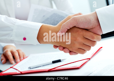 Close-up de l'homme et de la femme les mains tremblantes Banque D'Images