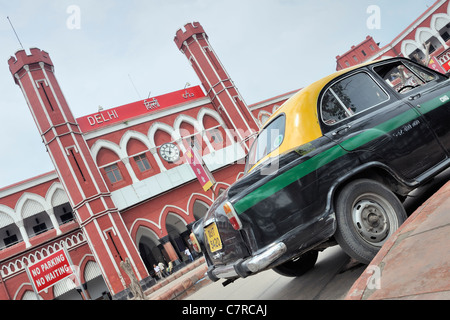 Taxi Vintage hors de l'ancienne gare ferroviaire de New Delhi Banque D'Images