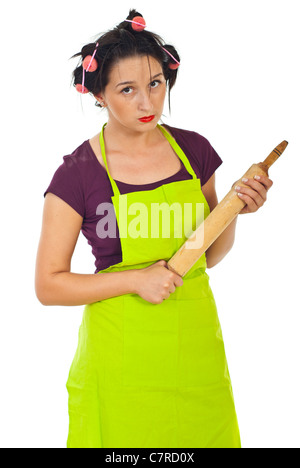 Femme au foyer avec vous d'attente furieux Rolling pin isolé sur fond blanc Banque D'Images