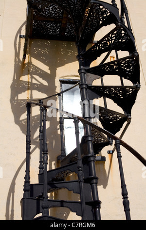 Un escalier à jette une ombre sous la forme d'une hélice double sur un mur de la tour. Banque D'Images