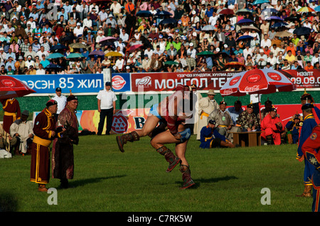 Les lutteurs mongols lors des retraits, Lantern Festival, Stade National, Ulaanbaatar, Mongolie. © Kraig Lieb Banque D'Images