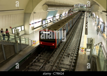 Train à la station de métro dans la plate-forme Lisbonne, Portugal Banque D'Images