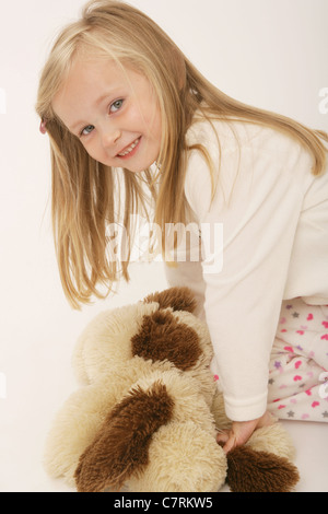 Jolie petite fille de cinq ans dans son pyjama. Banque D'Images