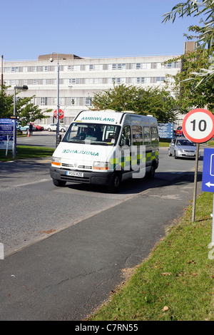 Une ambulance quitter Glan Clwyd District General Hospital, au nord du Pays de Galles, Bodelwyddan Banque D'Images