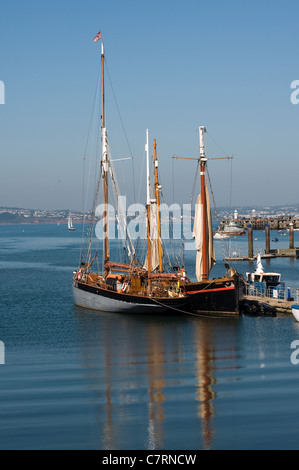 La vigilance est une vieille de 85 ans, 78 pied Brixham trawler à Brixham traditionnelles au cours de voiles tan rouge,Port de chalutiers navigué Banque D'Images