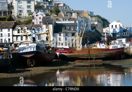 Bateaux de pêche échoués à Brixham Harbour,bras, bleu, bateau, Brixham, câbles, chaînes, nuage, Devon, Angleterre, pêche, port, net, Banque D'Images