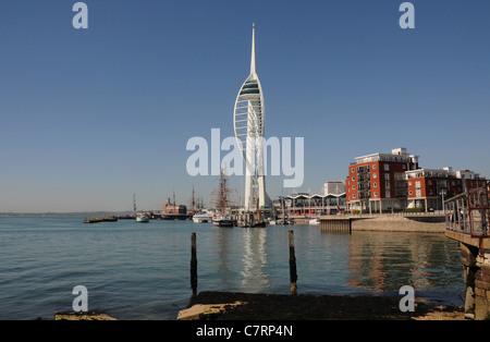 Spinnaker Tower à l'entrée du port de Portsmouth, Hampshire, Royaume-Uni Banque D'Images