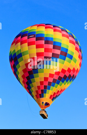 Hot Air Balloon dérive sur un après-midi ensoleillé calme Banque D'Images