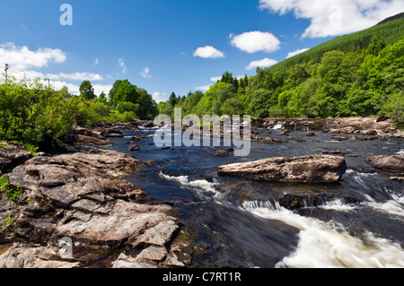 La rivière Dochart à Chutes de Dochart à Killin, Perthshire, Écosse, Royaume-Uni le beau jour d'été Banque D'Images