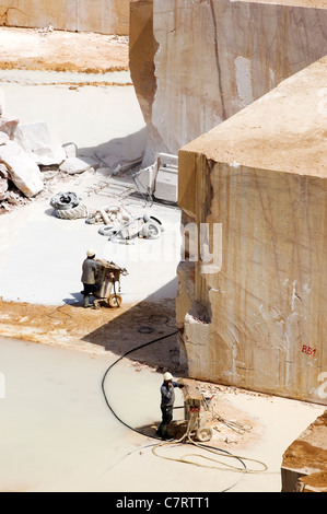 Les travailleurs d'un site d'extraction de marbre, Alentejo, Portugal Banque D'Images