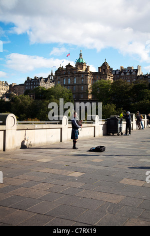 Homme de cornemuse jouant de la cornemuse sur street à Édimbourg, Écosse vue emblématique de la rue en kilt écossais piper Banque D'Images