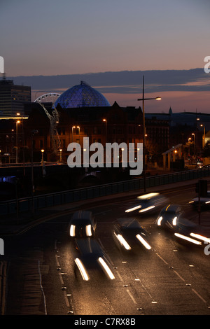 Belfast skyline avec Victoria Square dome, Thanksgiving Square, symbole d'espoir Statue, Queen's bridge Banque D'Images