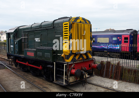 Le chemin de fer à vapeur de Paignton Dartmouth à Kingswear (Dartmouth) - un chemin de fer touristique dans la région de Devon, Angleterre. En manœuvre diesel moteur. Banque D'Images