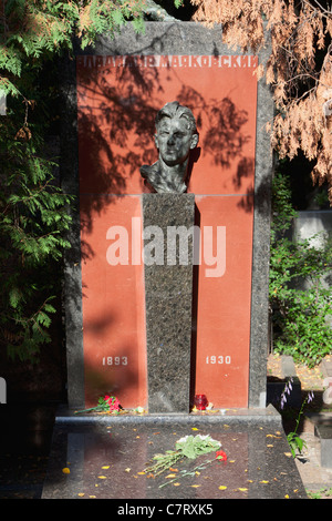 Tombe de la Fédération et le poète et dramaturge soviétique Vladimir Maïakovski (1893-1930) au cimetière de Novodievitchi Moscou, Russie Banque D'Images