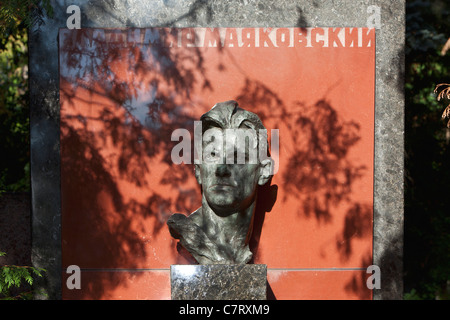 Tombe de la Fédération et le poète et dramaturge soviétique Vladimir Maïakovski (1893-1930) au cimetière de Novodievitchi Moscou, Russie Banque D'Images