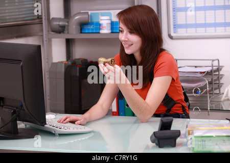 Femme de la commande de pièces Banque D'Images