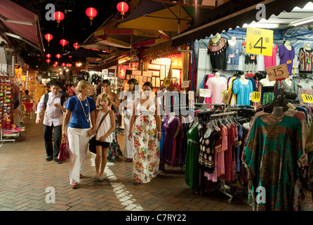 Les touristes de l'ouest de nuit shopping dans Chinatown, Singapour Banque D'Images