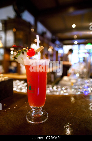 Un Singapour Sling cocktail sur la longue barre, le Raffles Hotel, Singapore Banque D'Images