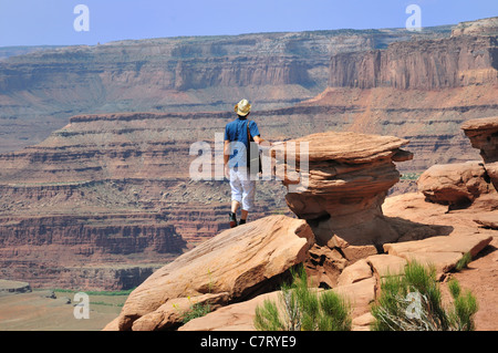 Une femme se distingue par un rocher à un belvédère à Dead Horse Point State Park près de Moab, Utah Banque D'Images