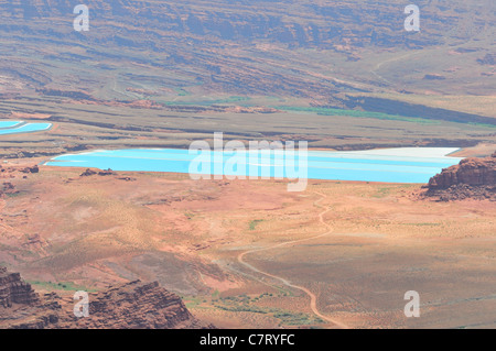 L'évaporation des piscines pour l'extraction de potasse et d'autres sels de Dead Horse Point State Park près de Moab, Utah Banque D'Images